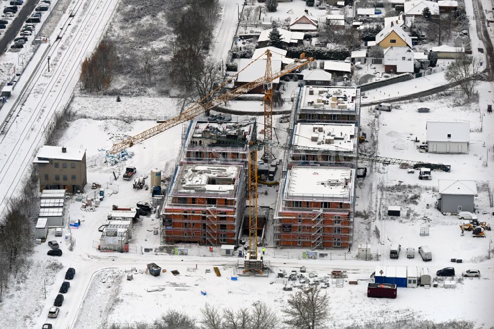 Luftaufnahme Werneuchen - Winterluftbild Baustelle Wohngebiet einer Mehrfamilienhaussiedlung in Werneuchen im Bundesland Brandenburg, Deutschland