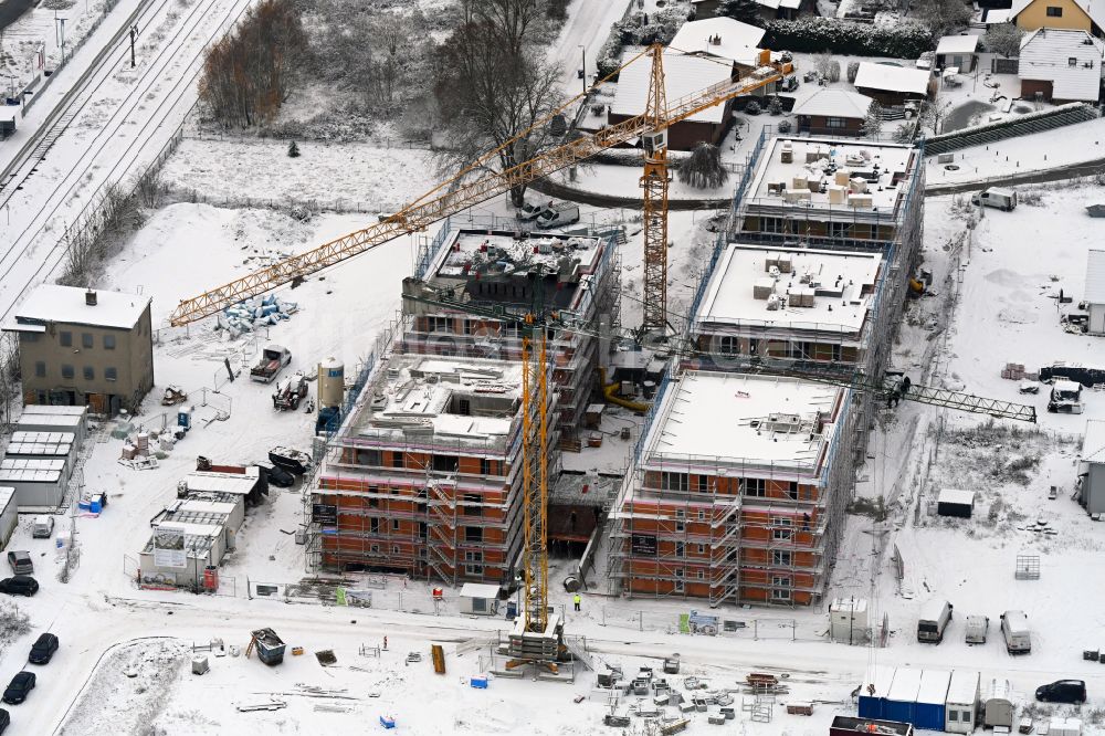 Werneuchen von oben - Winterluftbild Baustelle Wohngebiet einer Mehrfamilienhaussiedlung in Werneuchen im Bundesland Brandenburg, Deutschland