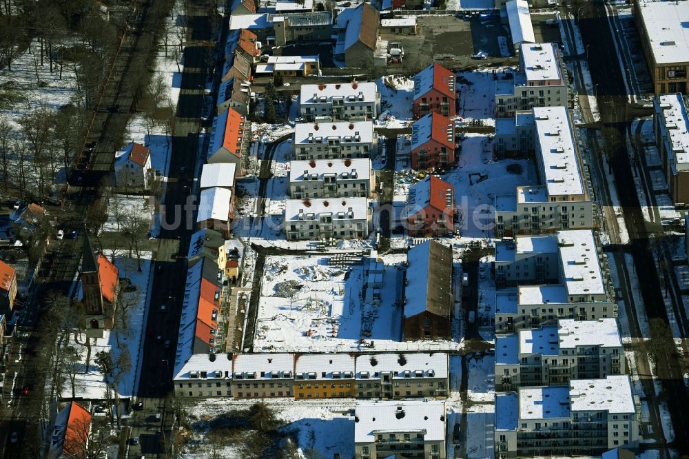 Berlin von oben - Winterluftbild Baustelle zum Neubau einer Mehrfamilienhaus-Wohnanlage der Gut Alt-Biesdorf in Berlin, Deutschland