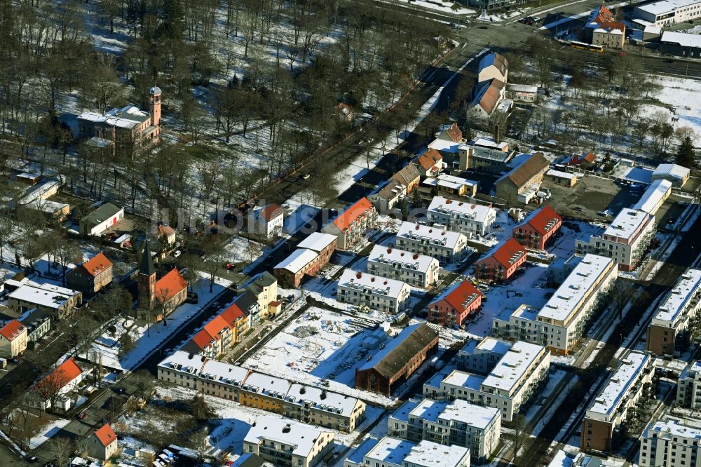 Luftbild Berlin - Winterluftbild Baustelle zum Neubau einer Mehrfamilienhaus-Wohnanlage der Gut Alt-Biesdorf in Berlin, Deutschland