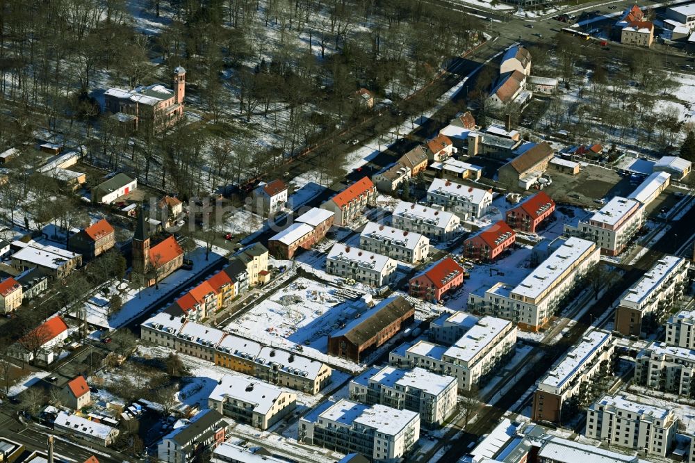 Luftaufnahme Berlin - Winterluftbild Baustelle zum Neubau einer Mehrfamilienhaus-Wohnanlage der Gut Alt-Biesdorf in Berlin, Deutschland