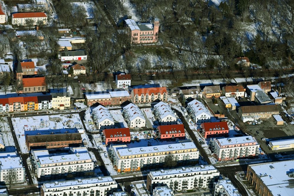 Berlin von oben - Winterluftbild Baustelle zum Neubau einer Mehrfamilienhaus-Wohnanlage der Gut Alt-Biesdorf in Berlin, Deutschland