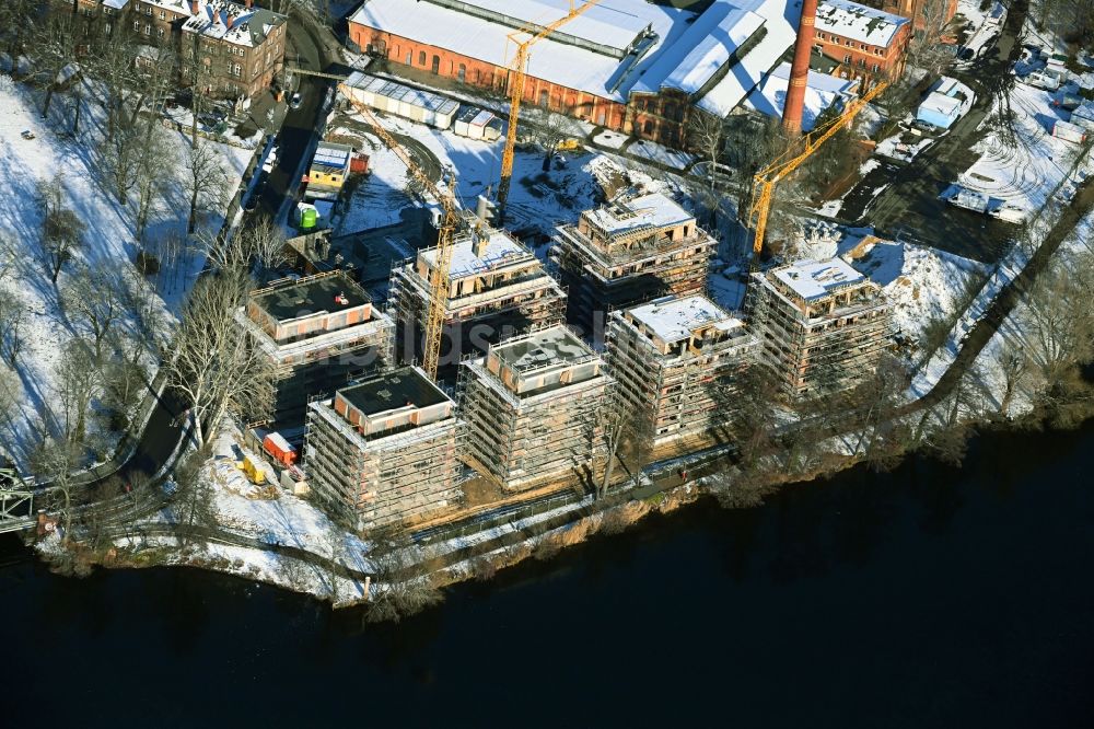 Berlin aus der Vogelperspektive: Winterluftbild Baustelle zum Neubau einer Mehrfamilienhaus- Wohnanlage auf der Havel-Insel Eiswerder in Berlin, Deutschland