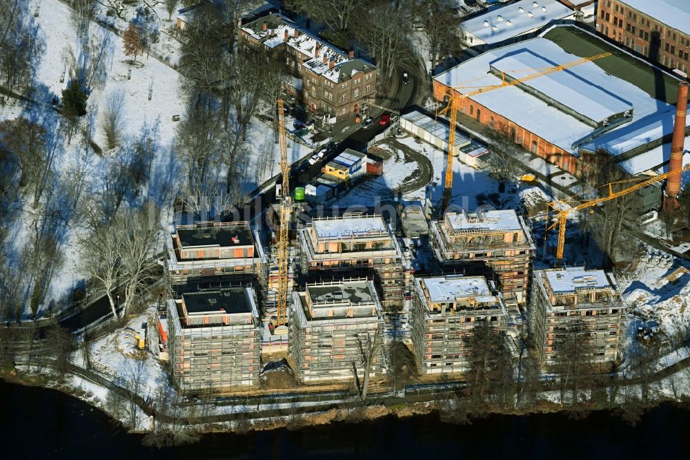 Luftbild Berlin - Winterluftbild Baustelle zum Neubau einer Mehrfamilienhaus- Wohnanlage auf der Havel-Insel Eiswerder in Berlin, Deutschland