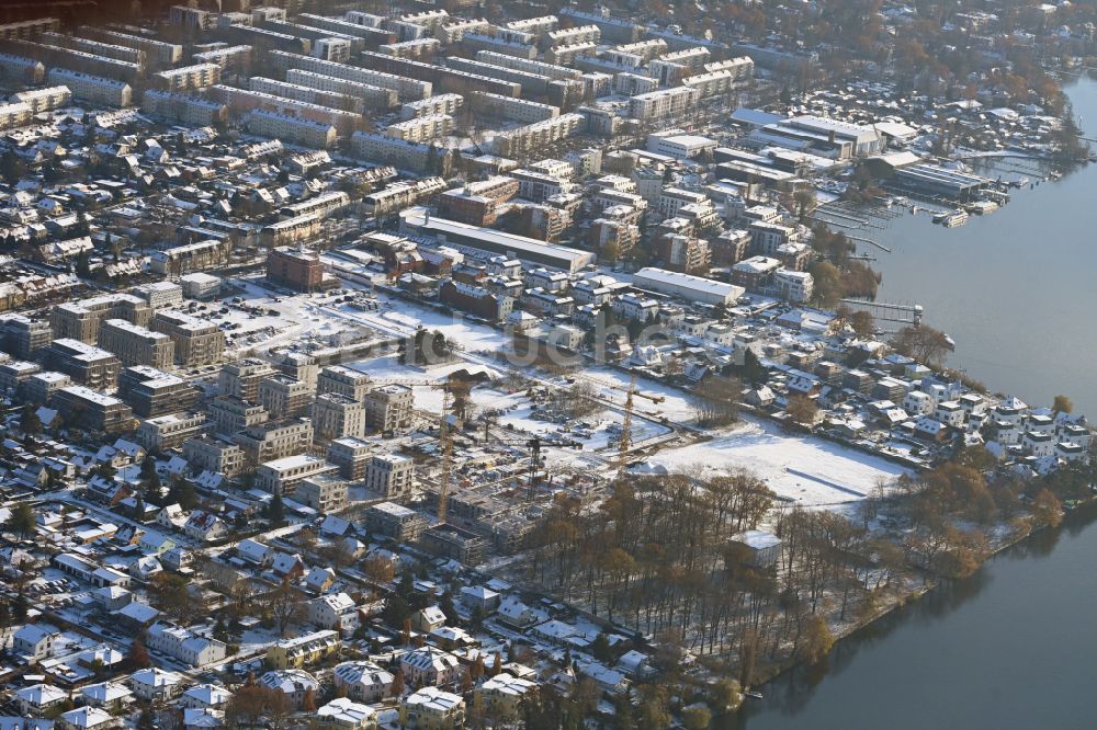 Luftaufnahme Berlin - Winterluftbild Baustelle zum Neubau einer Mehrfamilienhaus-Wohnanlage Marienufer in Berlin, Deutschland