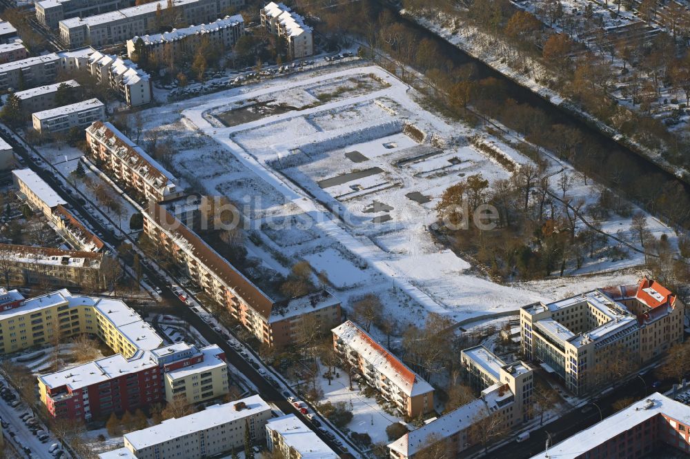 Berlin von oben - Winterluftbild Baustelle zum Neubau einer Mehrfamilienhaus-Wohnanlage im Ortsteil Britz in Berlin, Deutschland