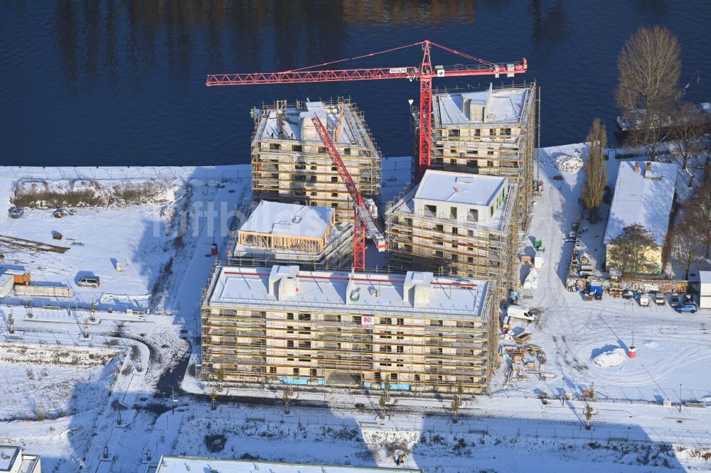 Luftaufnahme Berlin - Winterluftbild Baustelle zum Neubau einer Mehrfamilienhaus-Wohnanlage Quartier WOHNWERK in Berlin, Deutschland