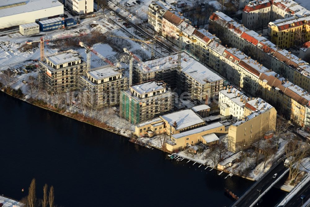 Berlin aus der Vogelperspektive: Winterluftbild Baustelle zum Neubau einer Mehrfamilienhaus-Wohnanlage am Ufer des Flußverlaufes der Spree in Berlin