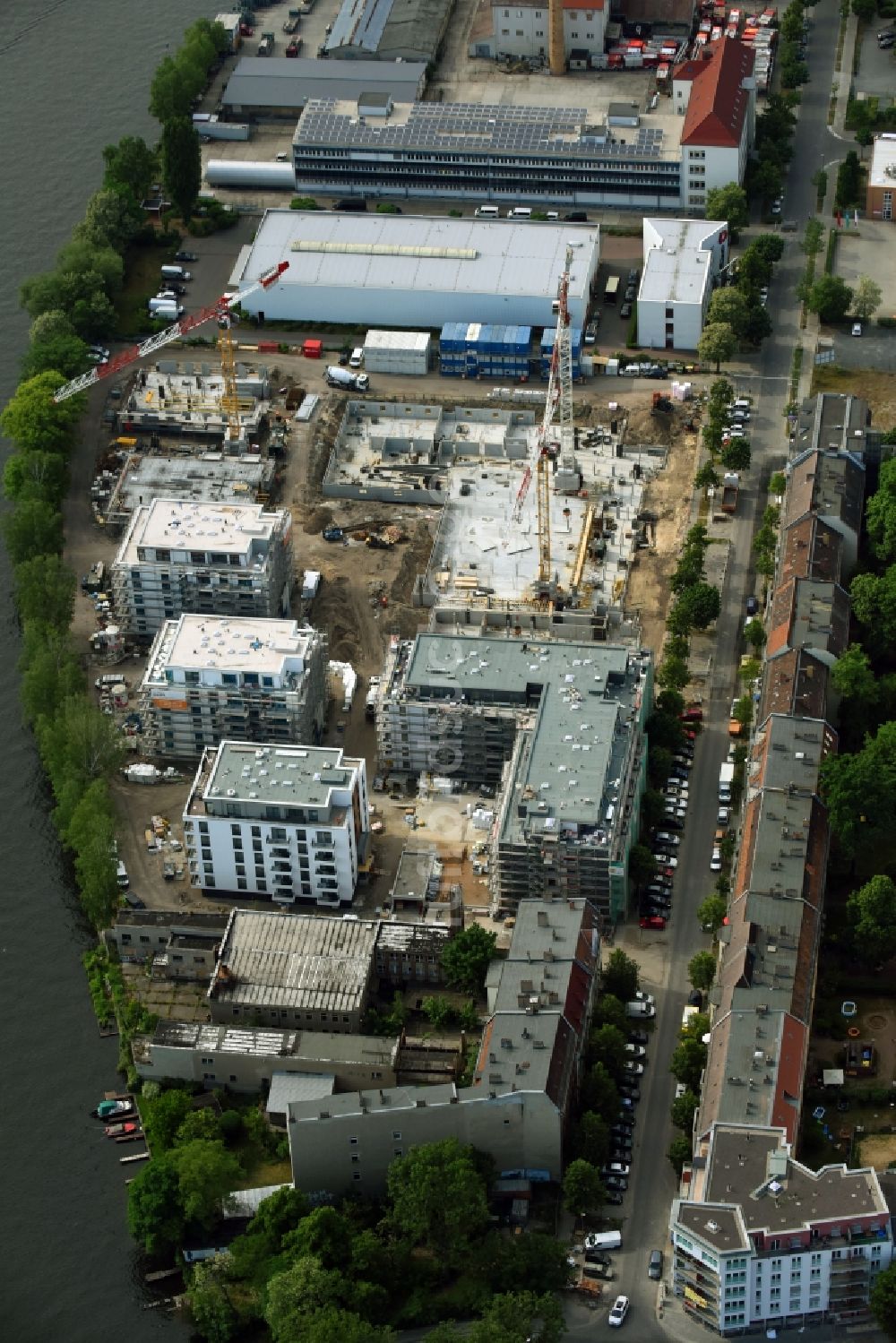Luftbild Berlin - Winterluftbild Baustelle zum Neubau einer Mehrfamilienhaus-Wohnanlage am Ufer des Flußverlaufes der Spree in Berlin