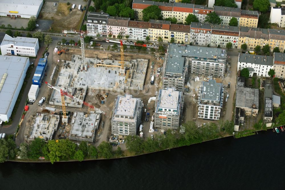Luftaufnahme Berlin - Winterluftbild Baustelle zum Neubau einer Mehrfamilienhaus-Wohnanlage am Ufer des Flußverlaufes der Spree in Berlin
