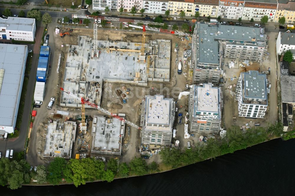 Luftbild Berlin - Winterluftbild Baustelle zum Neubau einer Mehrfamilienhaus-Wohnanlage am Ufer des Flußverlaufes der Spree in Berlin