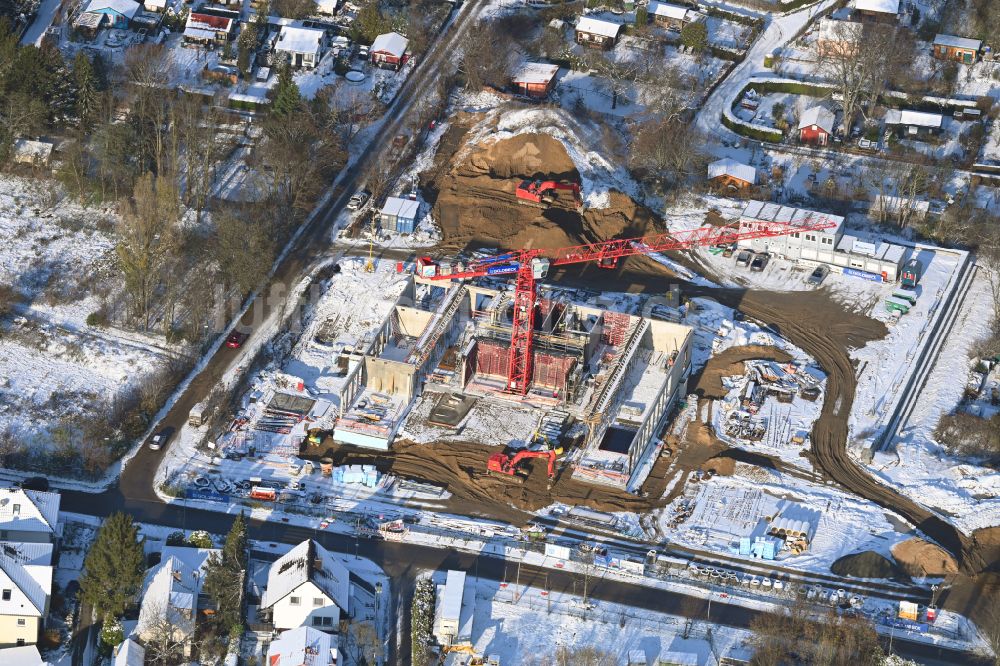 Luftbild Berlin - Winterluftbild Baustelle zum Neubau des Schulgebäudes Grundschule am Koppelweg in Berlin, Deutschland