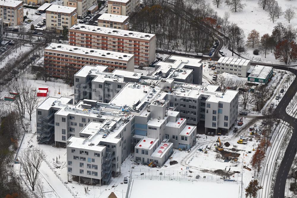 Berlin von oben - Winterluftbild Baustelle zum Neubau des Schulgebäudes im Ortsteil Lichtenberg in Berlin, Deutschland