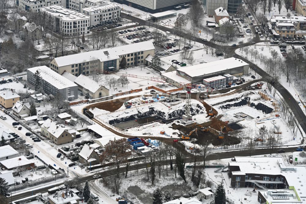 Luftaufnahme Bernau - Winterluftbild Baustelle zum Neubau des Schulgebäudes Schule am Kirschgarten in Bernau im Bundesland Brandenburg, Deutschland