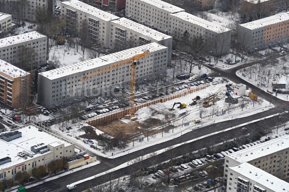 Berlin von oben - Winterluftbild Baustelle zum Neubau eines Seniorenzentrums im Ortsteil Hellersdorf in Berlin, Deutschland