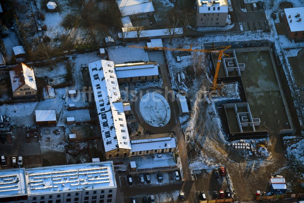 Luftbild Schwerin - Winterluftbild Baustelle zum Neubau eines Stadtvilla - Wohnhauses an der Robert-Koch-Straße in Schwerin im Bundesland Mecklenburg-Vorpommern, Deutschland