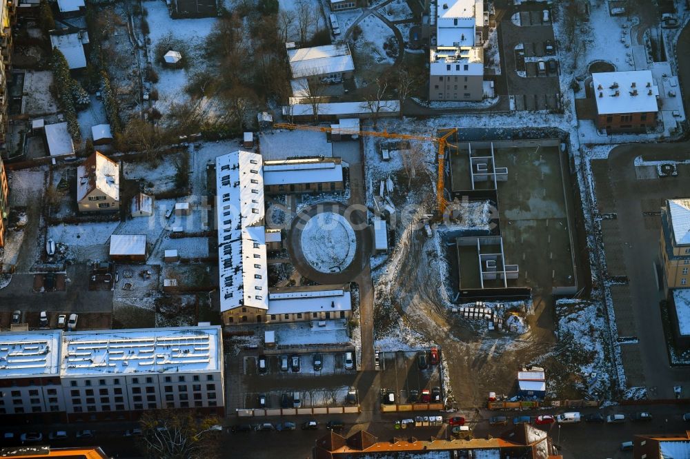 Luftaufnahme Schwerin - Winterluftbild Baustelle zum Neubau eines Stadtvilla - Wohnhauses an der Robert-Koch-Straße in Schwerin im Bundesland Mecklenburg-Vorpommern, Deutschland
