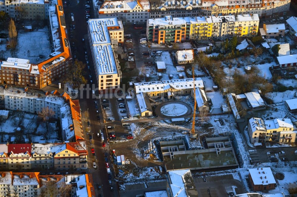 Luftbild Schwerin - Winterluftbild Baustelle zum Neubau eines Stadtvilla - Wohnhauses an der Robert-Koch-Straße in Schwerin im Bundesland Mecklenburg-Vorpommern, Deutschland