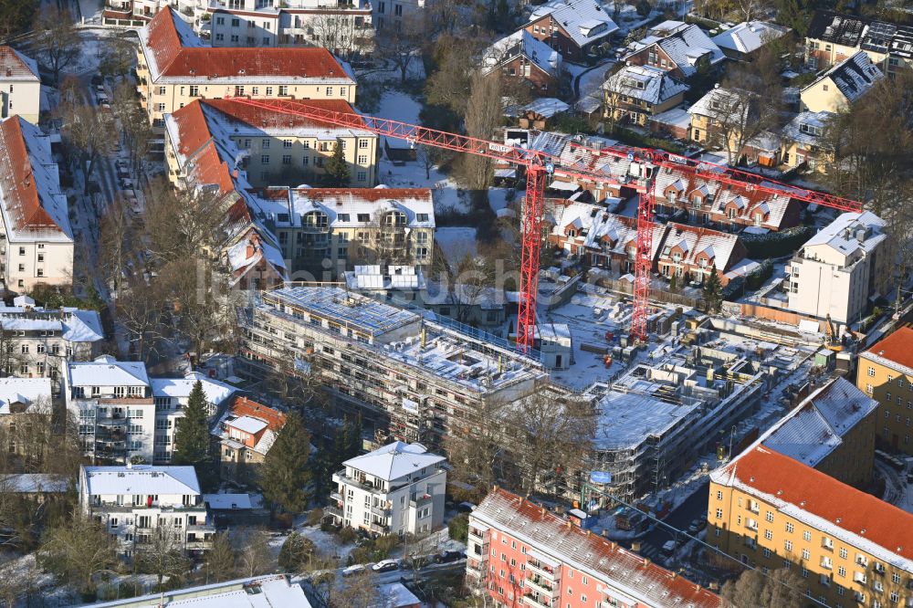Berlin aus der Vogelperspektive: Winterluftbild Baustelle zum Neubau eines Wohnhauses CÖ Berlin in Berlin, Deutschland
