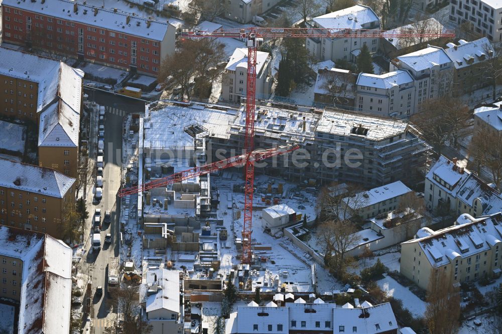 Berlin von oben - Winterluftbild Baustelle zum Neubau eines Wohnhauses CÖ Berlin in Berlin, Deutschland