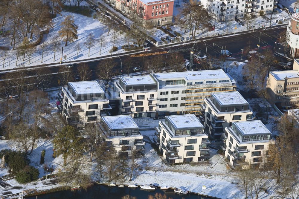 Luftbild Berlin - Winterluftbild Baustelle zum Neubau eines Wohnhauses Am Generalshof im Ortsteil Köpenick in Berlin, Deutschland