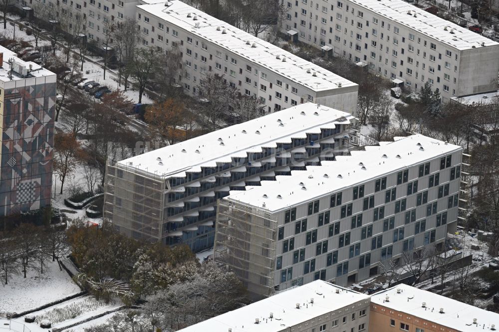 Luftaufnahme Berlin - Winterluftbild Baustelle zum Neubau eines Wohnhauses Lion-Feuchtwanger-Straße 61 in Berlin, Deutschland