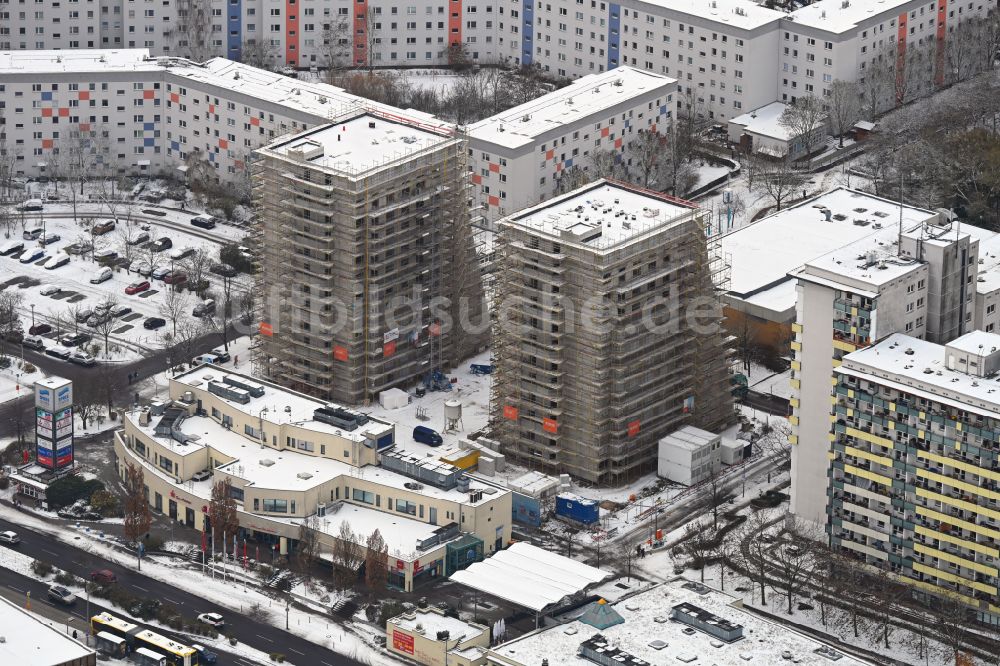 Luftbild Berlin - Winterluftbild Baustelle zum Neubau eines Wohnhauses an der Ludwigsluster Straße im Ortsteil Hellersdorf in Berlin, Deutschland