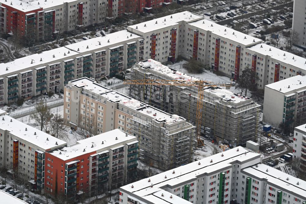 Berlin aus der Vogelperspektive: Winterluftbild Baustelle zum Neubau eines Wohnhauses im Ortsteil Hellersdorf in Berlin, Deutschland