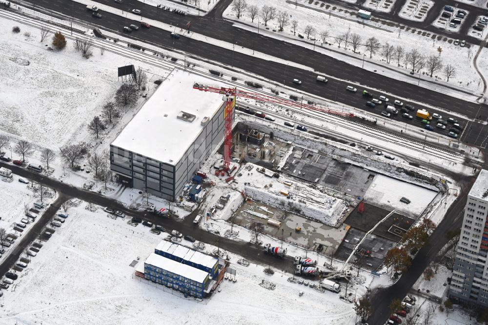 Luftaufnahme Berlin - Winterluftbild Baustelle zum Neubau eines Wohnhauses im Ortsteil Hohenschönhausen in Berlin, Deutschland