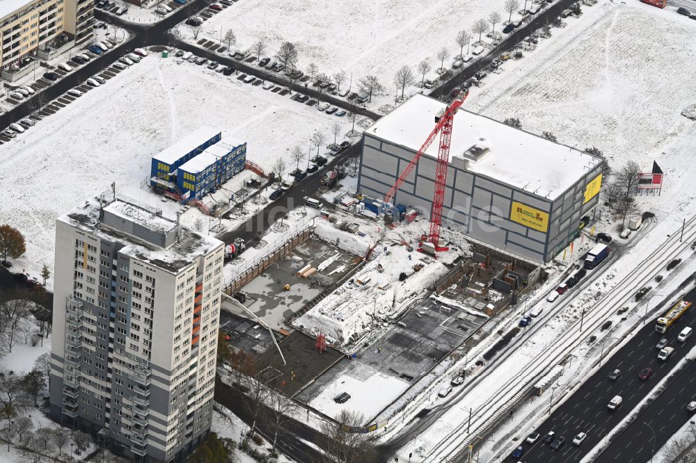 Berlin aus der Vogelperspektive: Winterluftbild Baustelle zum Neubau eines Wohnhauses im Ortsteil Hohenschönhausen in Berlin, Deutschland