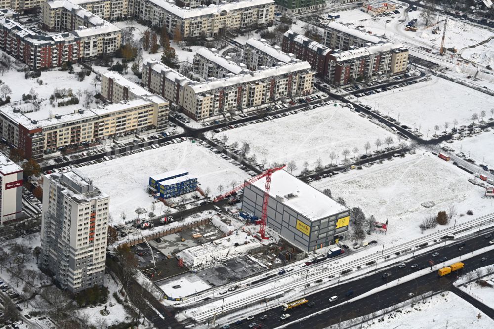 Luftbild Berlin - Winterluftbild Baustelle zum Neubau eines Wohnhauses im Ortsteil Hohenschönhausen in Berlin, Deutschland