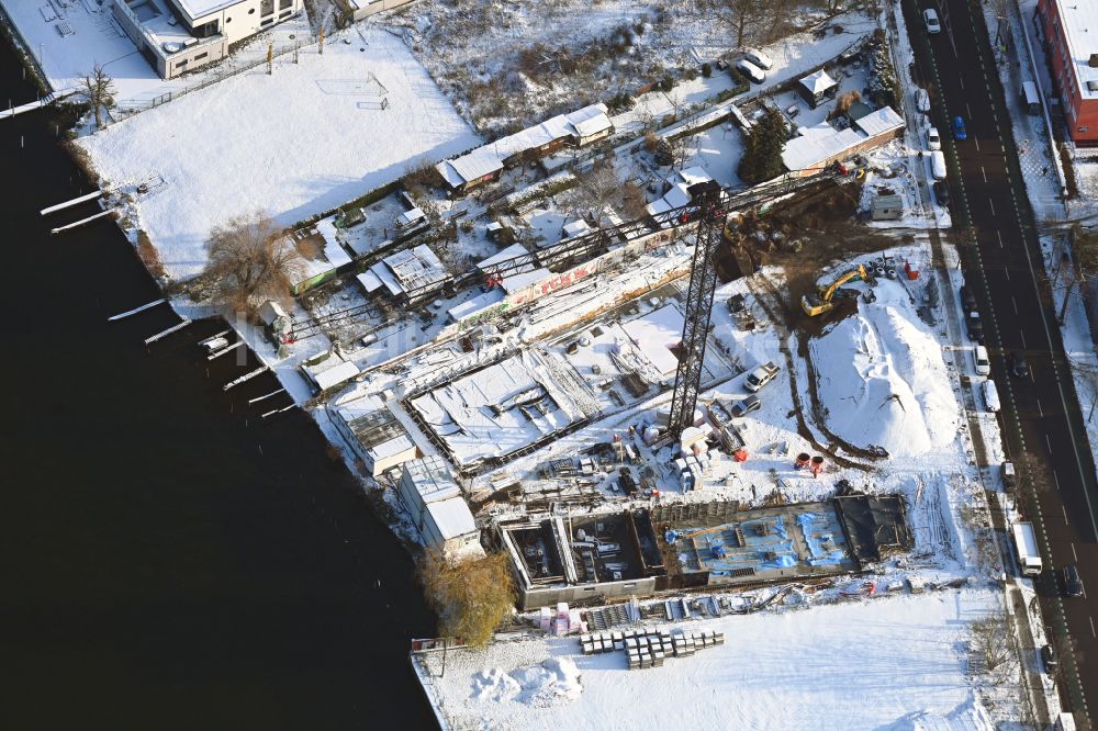 Luftbild Berlin - Winterluftbild Baustelle zum Neubau eines Wohnhauses am Ufer der Spree im Ortsteil Schöneweide in Berlin, Deutschland