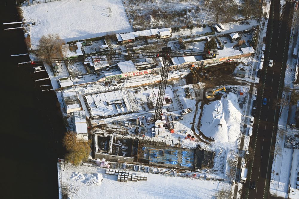 Luftaufnahme Berlin - Winterluftbild Baustelle zum Neubau eines Wohnhauses am Ufer der Spree im Ortsteil Schöneweide in Berlin, Deutschland