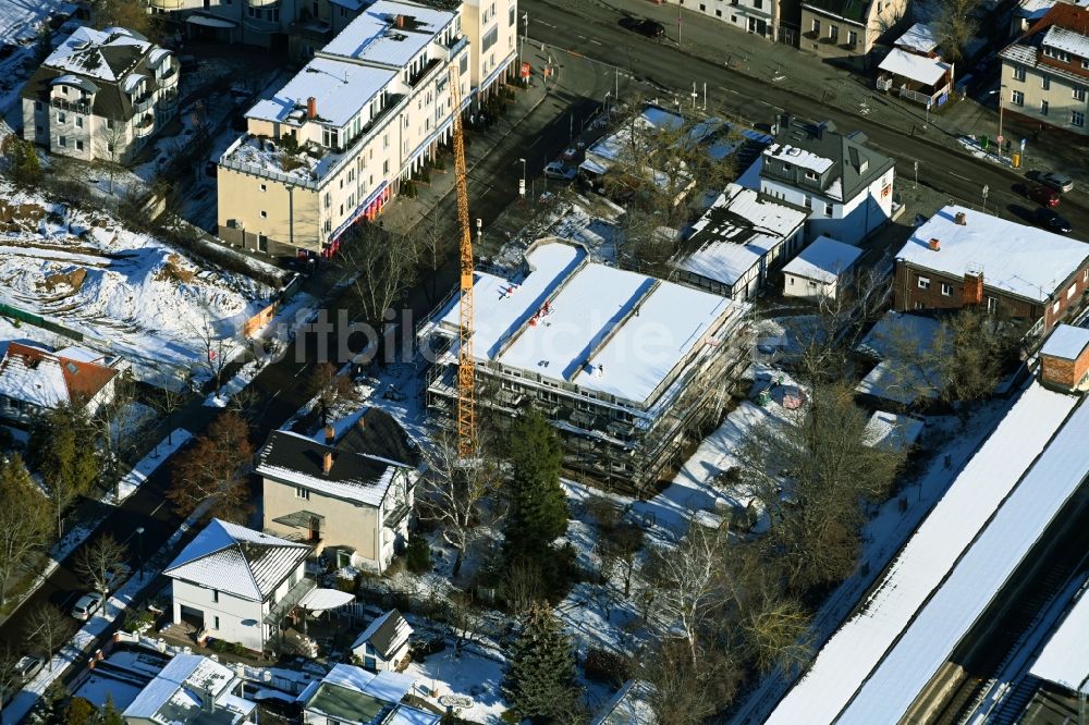 Berlin aus der Vogelperspektive: Winterluftbild Baustelle zum Neubau eines Wohnheim Wohnpflegeheim - Gebäude an der Wodanstraße in Berlin, Deutschland
