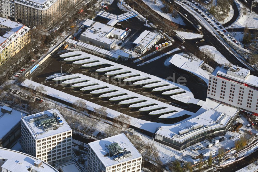 Berlin von oben - Winterluftbild Baustelle zum Neubau des ZOB Omnibus- Bahnhof an der Masurenallee in Berlin, Deutschland