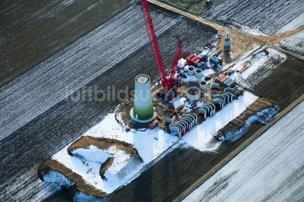 Hatzenbühl von oben - Winterluftbild Baustelle zur Windrad- Montage in Hatzenbühl im Bundesland Rheinland-Pfalz, Deutschland