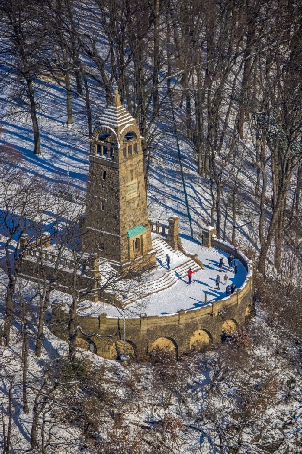 Witten aus der Vogelperspektive: Winterluftbild Bauwerk des Aussichtsturmes Berger - Denkmal in Witten im Bundesland Nordrhein-Westfalen, Deutschland
