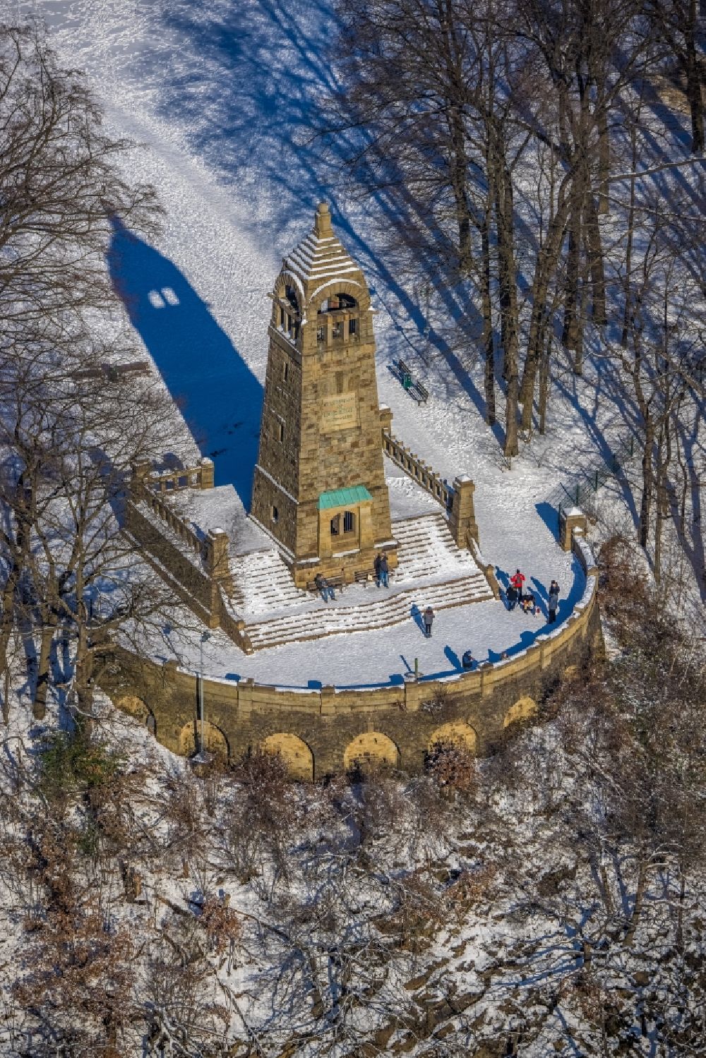 Luftbild Witten - Winterluftbild Bauwerk des Aussichtsturmes Berger - Denkmal in Witten im Bundesland Nordrhein-Westfalen, Deutschland