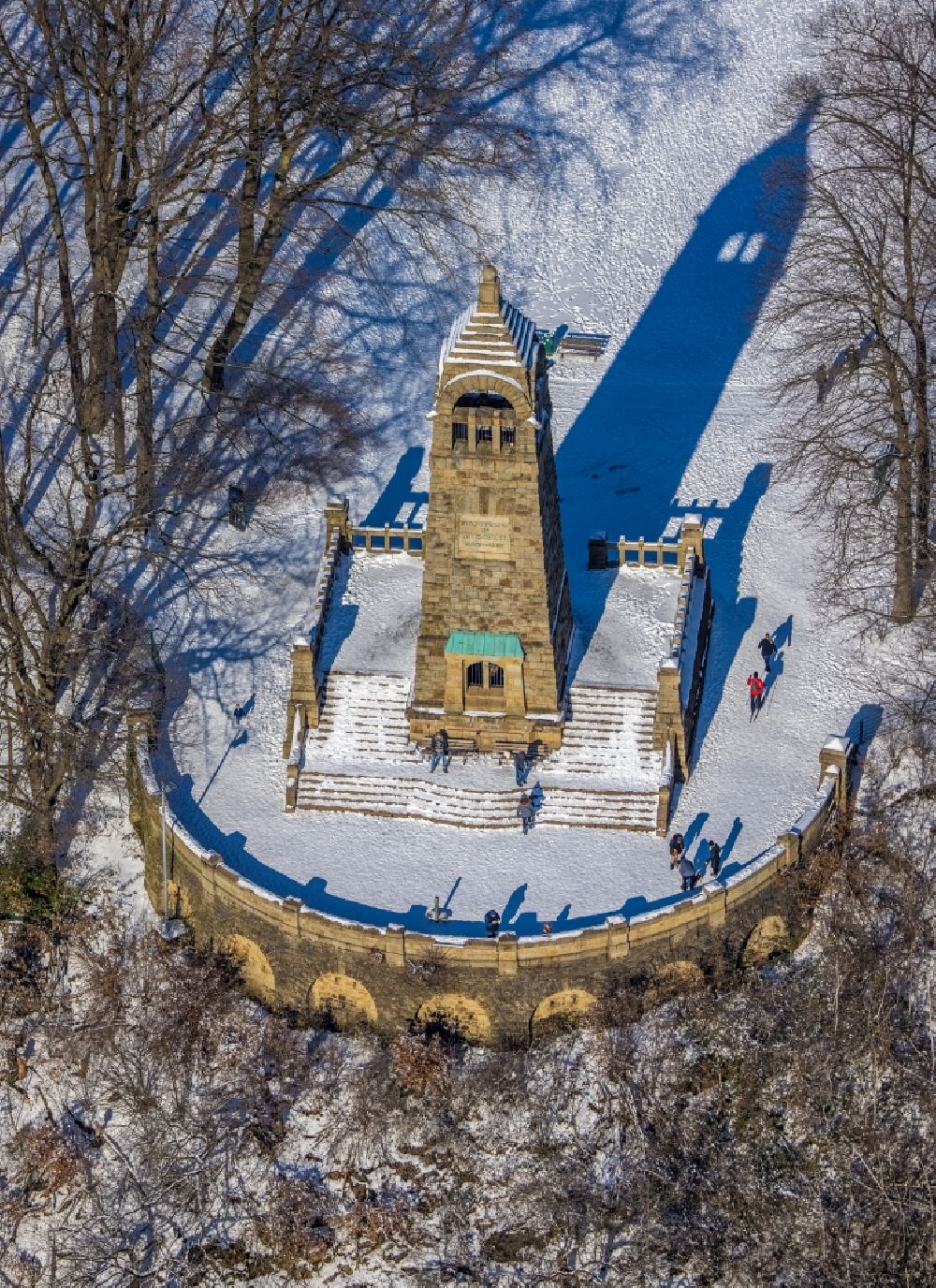 Witten von oben - Winterluftbild Bauwerk des Aussichtsturmes Berger - Denkmal in Witten im Bundesland Nordrhein-Westfalen, Deutschland