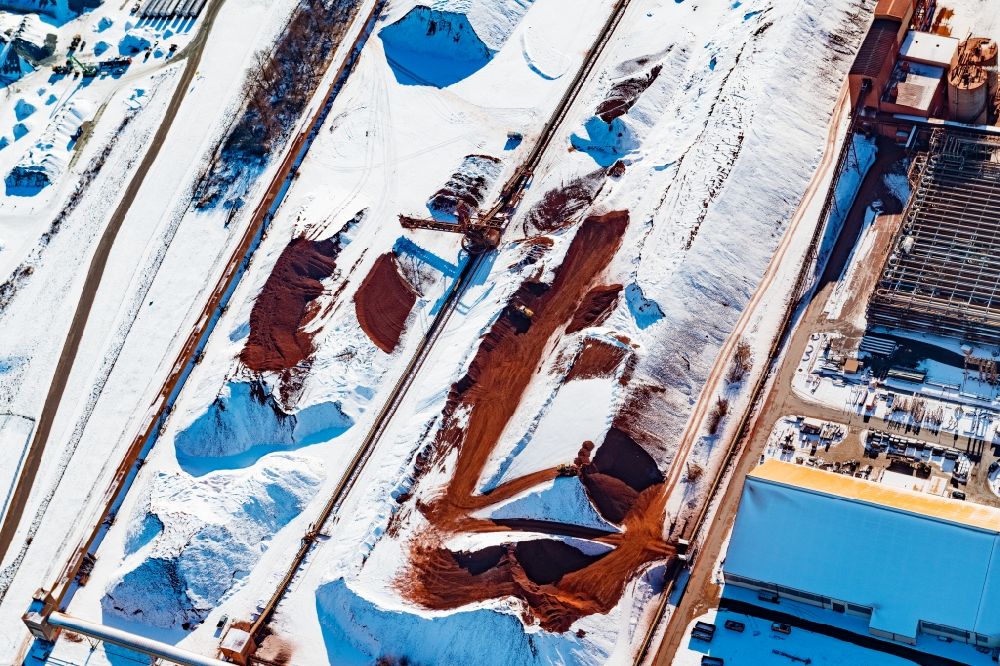 Luftaufnahme Stade - Winterluftbild Bauxit Aluminiumoxid Halde auf dem AOS Werksgelände in Bützfleth im Bundesland Niedersachsen, Deutschland