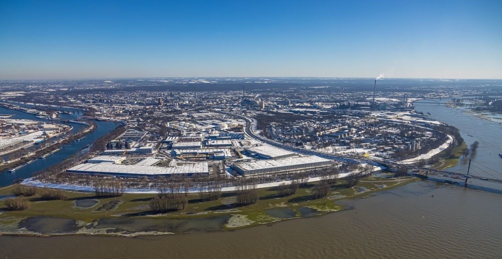Duisburg von oben - Winterluftbild Überflutete Flutungswiesen am Hochwasser- Pegel führenden Flussbett des Rhein in Duisburg im Bundesland Nordrhein-Westfalen, Deutschland