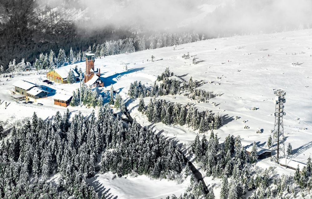 Seebach von oben - Winterluftbild Berg Hornisgrinde mit der neuen Grinde Hütte in Seebach im Bundesland Baden-Württemberg, Deutschland