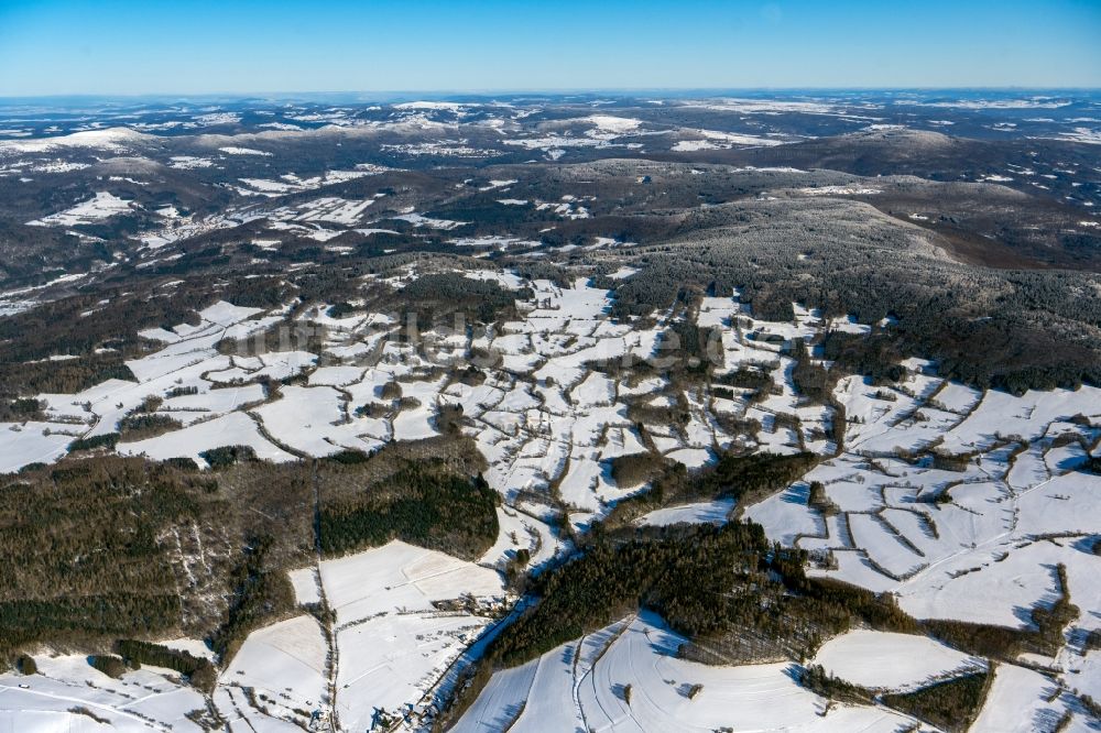 Geroda aus der Vogelperspektive: Winterluftbild Berg- und Tal Landschaft in Geroda im Bundesland Bayern, Deutschland