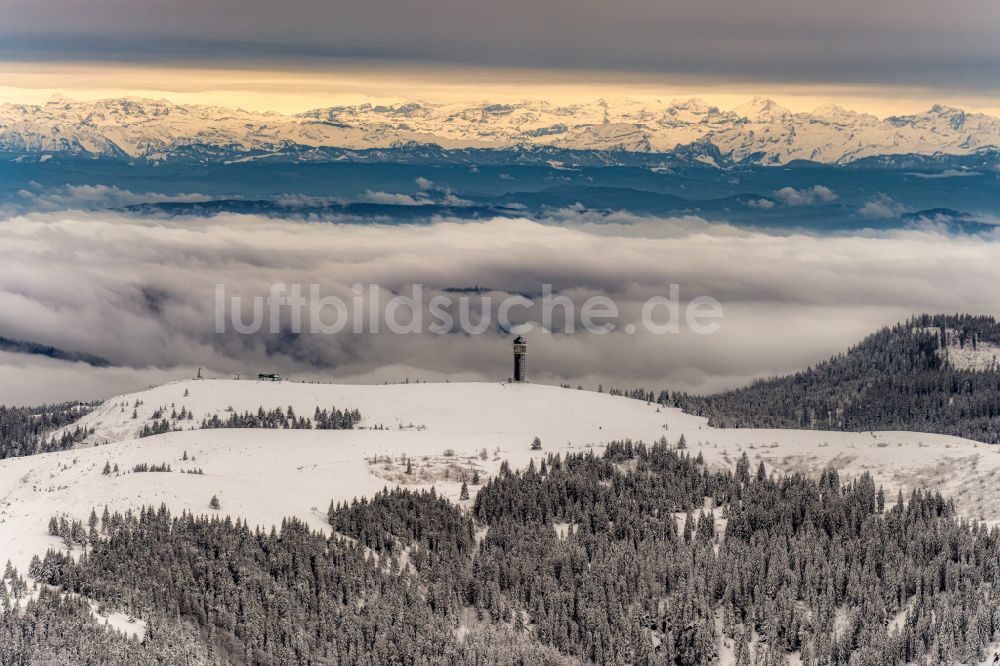 Luftaufnahme Feldberg (Schwarzwald) - Winterluftbild Von Bergen umsäumte Tallandschaft in Feldberg (Schwarzwald) im Bundesland Baden-Württemberg, Deutschland