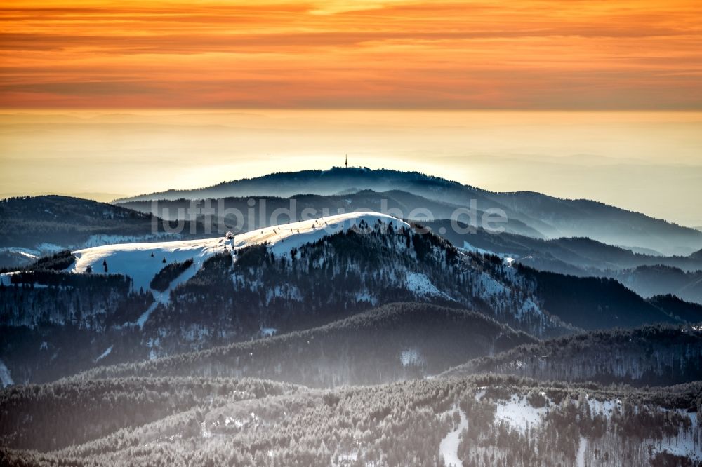 Luftaufnahme Kleines Wiesental - Winterluftbild der Berglandschaft Belchen und Blauen im Kleinen Wiesental im Bundesland Baden-Württemberg, Deutschland