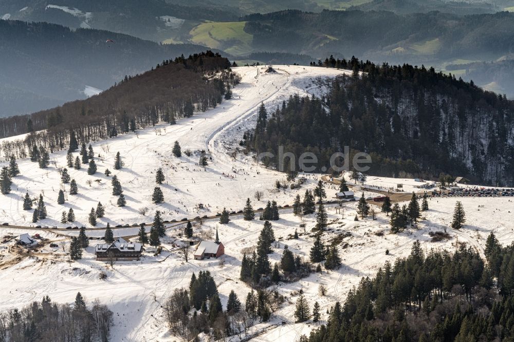 Luftaufnahme Waldkirch - Winterluftbild Berglandschaft Berggipfel des Kandel in Waldkirch im Bundesland Baden-Württemberg, Deutschland