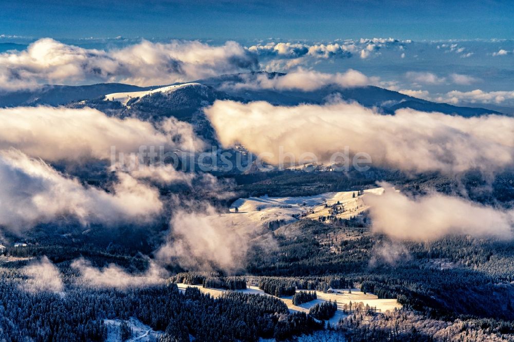 Oberried aus der Vogelperspektive: Winterluftbild Berglandschaft Landschaft im Schwarzwald in Oberried im Bundesland Baden-Württemberg, Deutschland