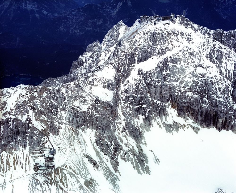 Luftaufnahme Garmisch-Partenkirchen - Winterluftbild Berglandschaft Zugspitze bei Garmisch-Partenkirchen im Bundesland Bayern