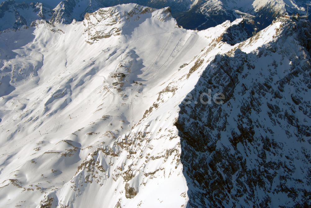 Luftbild Garmisch-Partenkirchen - Winterluftbild Bergstation der Seilbahn auf dem Gipfel der der Zugspitze bei Garmisch-Partenkirchen im Bundesland Bayern