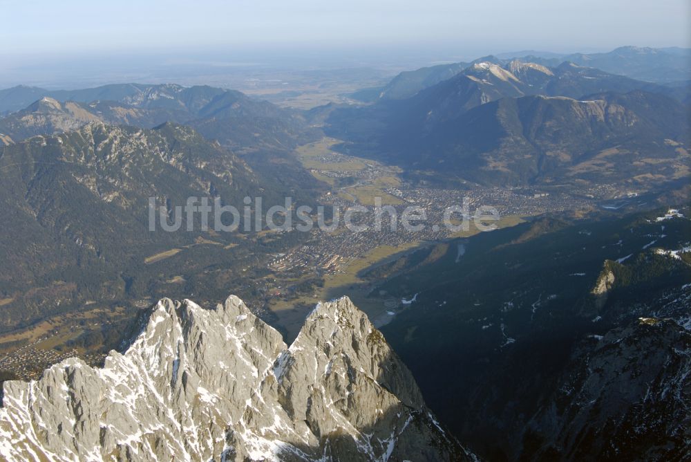 Luftaufnahme Garmisch-Partenkirchen - Winterluftbild Bergstation der Seilbahn auf dem Gipfel der der Zugspitze bei Garmisch-Partenkirchen im Bundesland Bayern
